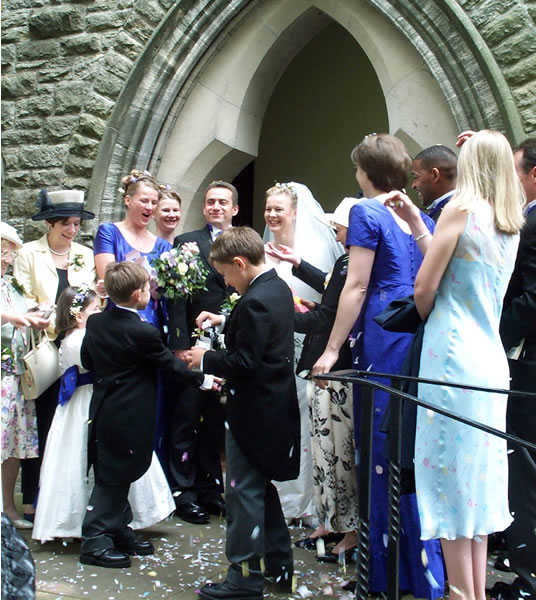 The happy couple, Darren & Loiuse, outside the church